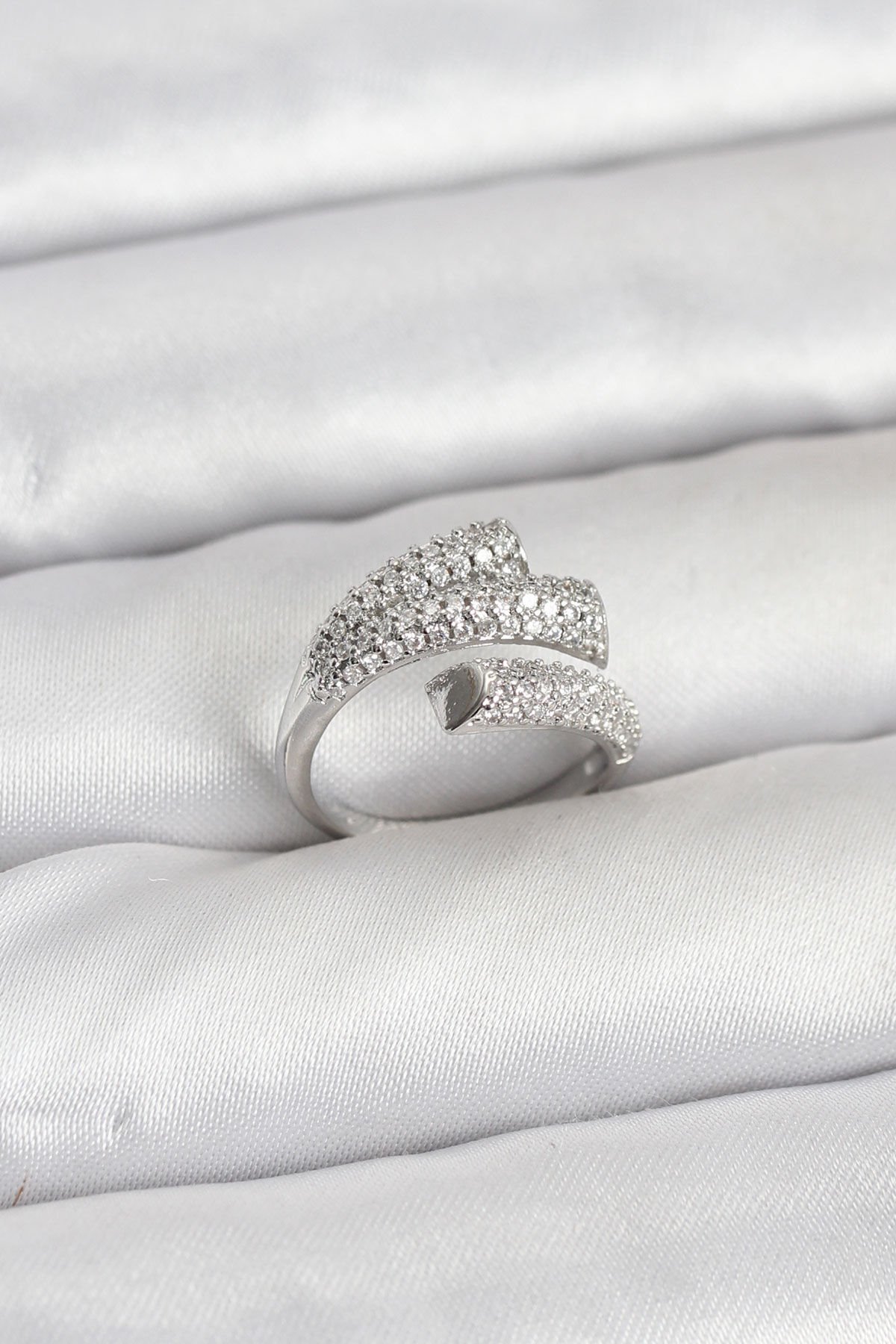 Gümüş Renk Zirkon Taşlı Pirinç Kadın Yüzük