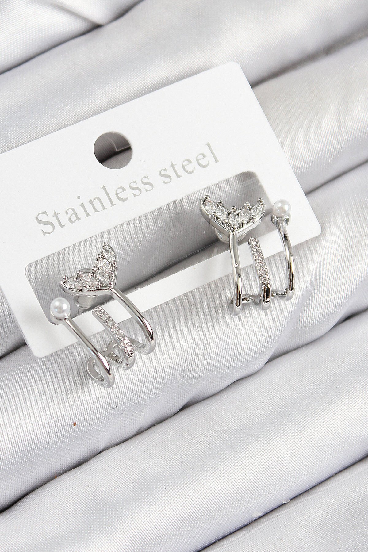 Pirinç Zirkon Taşlı İnci Detaylı Balık Kuyruğu Model Gümüş Renk Kadın Küpe