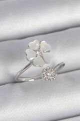 Pirinç Gümüş Renk Beyaz Mineli Çiçek Model Zirkon Taş Detay Kadın Yüzük