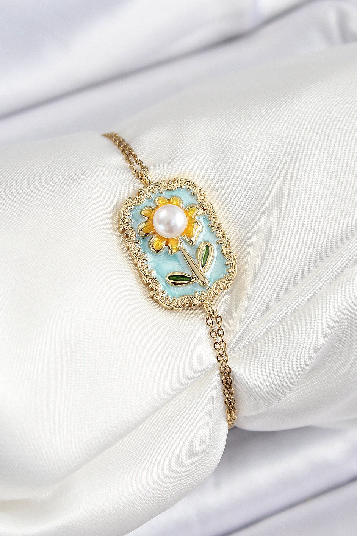 316L Çelik Zincir Turkuaz Mineli Sanatsal Portre İnci Detaylı Papatya Model Gold Renk Kadın Bileklik