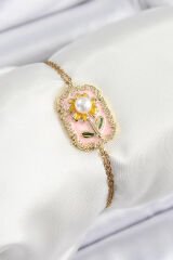 316L Çelik Zincir Pembe Mineli Sanatsal Portre İnci Detaylı Papatya Model Gold Renk Kadın Bileklik