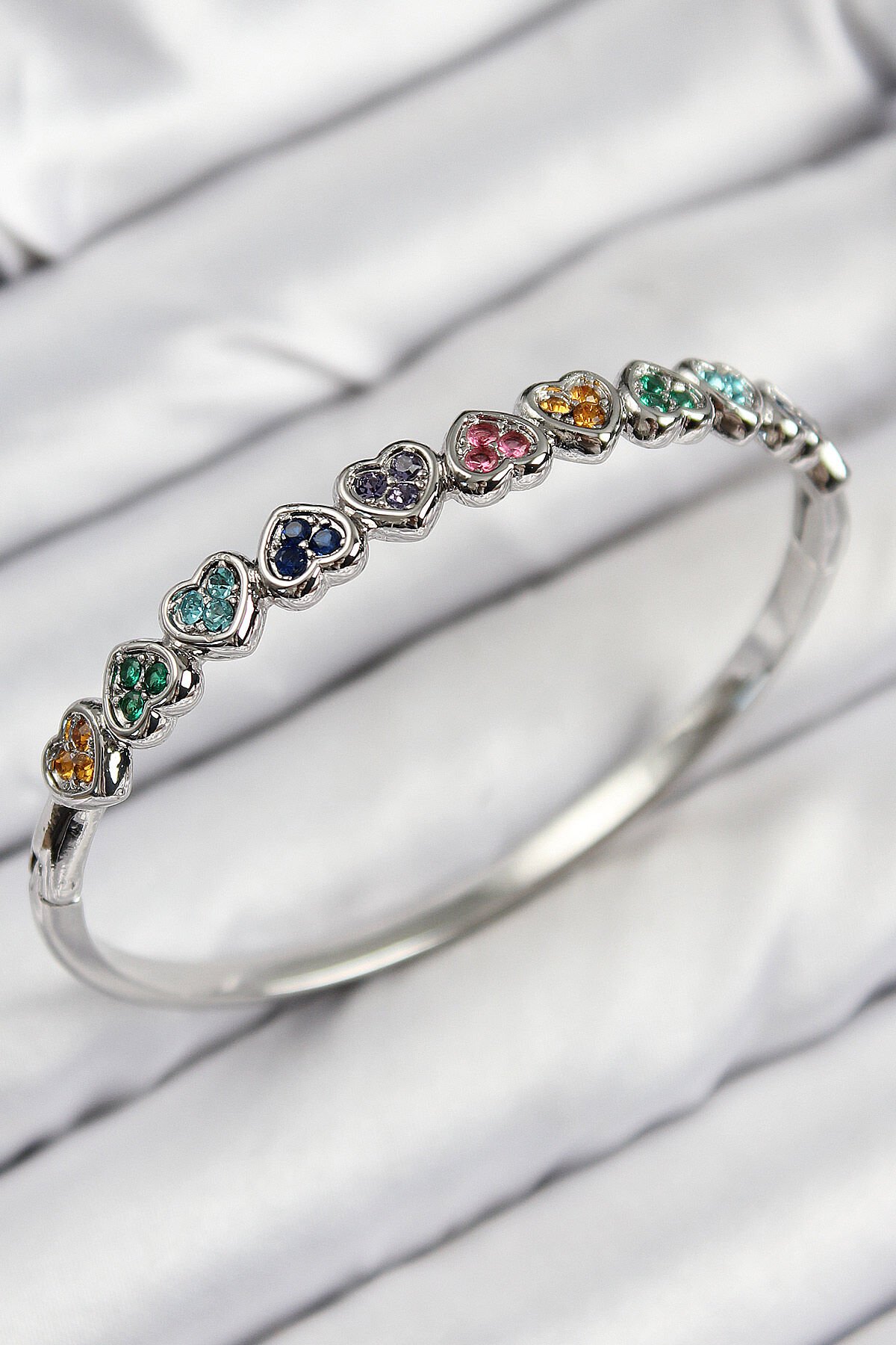 Pirinç Renkli Zirkon Taşlı Sıralı Kalp Model Gümüş Renk Kadın Kelepçe