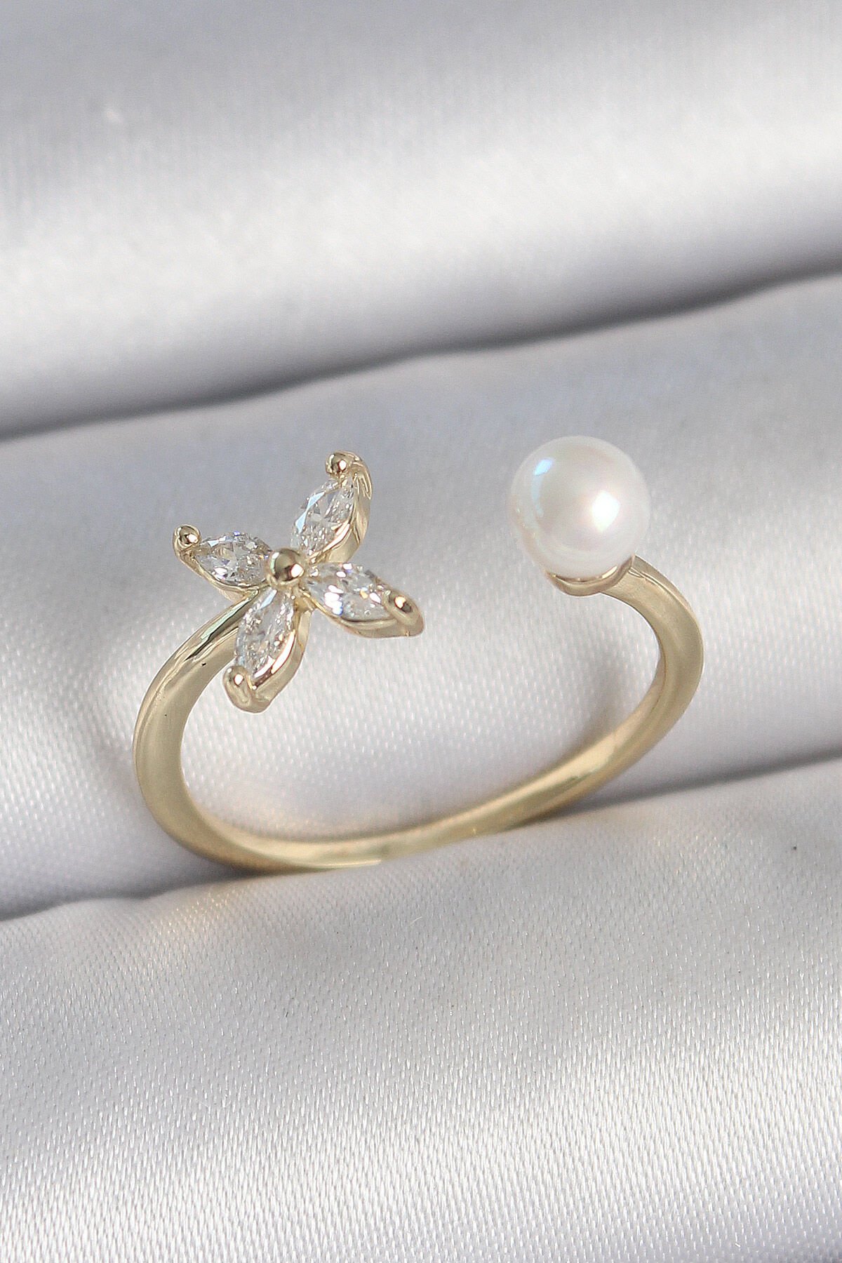 Pirinç Gold Renk Zirkon Taşlı Çiçek Model İnci Detay Ayarlanabilir Kadın Yüzük