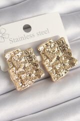 Pirinç Gümüş Renk İşlemeli Kare Plaka Model Kadın Küpe