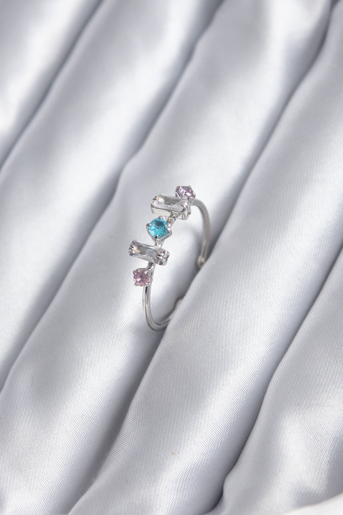 Gümüş Renk Renkli Zirkon Taşlı Kadın Yüzük