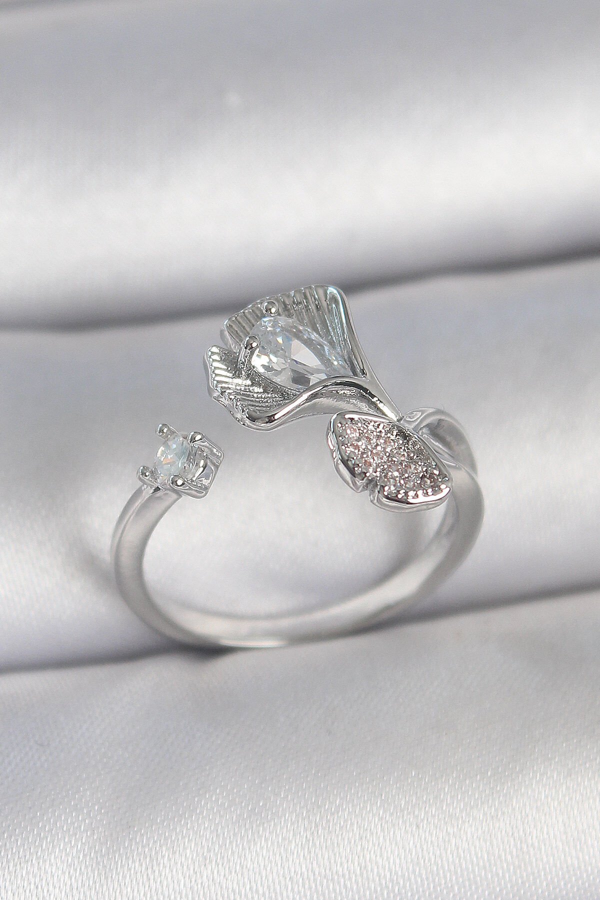 Pirinç Gümüş Renk Zirkon Taşlı Deniz Kabuğu Model Ayarlanabilir Kadın Yüzük