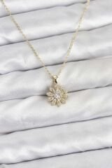 Pirinç Gold Renk Çiçek Model Kadın Kolye