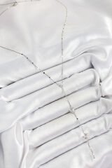 Pirinç Zirkon Taşlı Sıralı Kelebek Figürlü Y Model Gümüş Renk Kadın Kolye