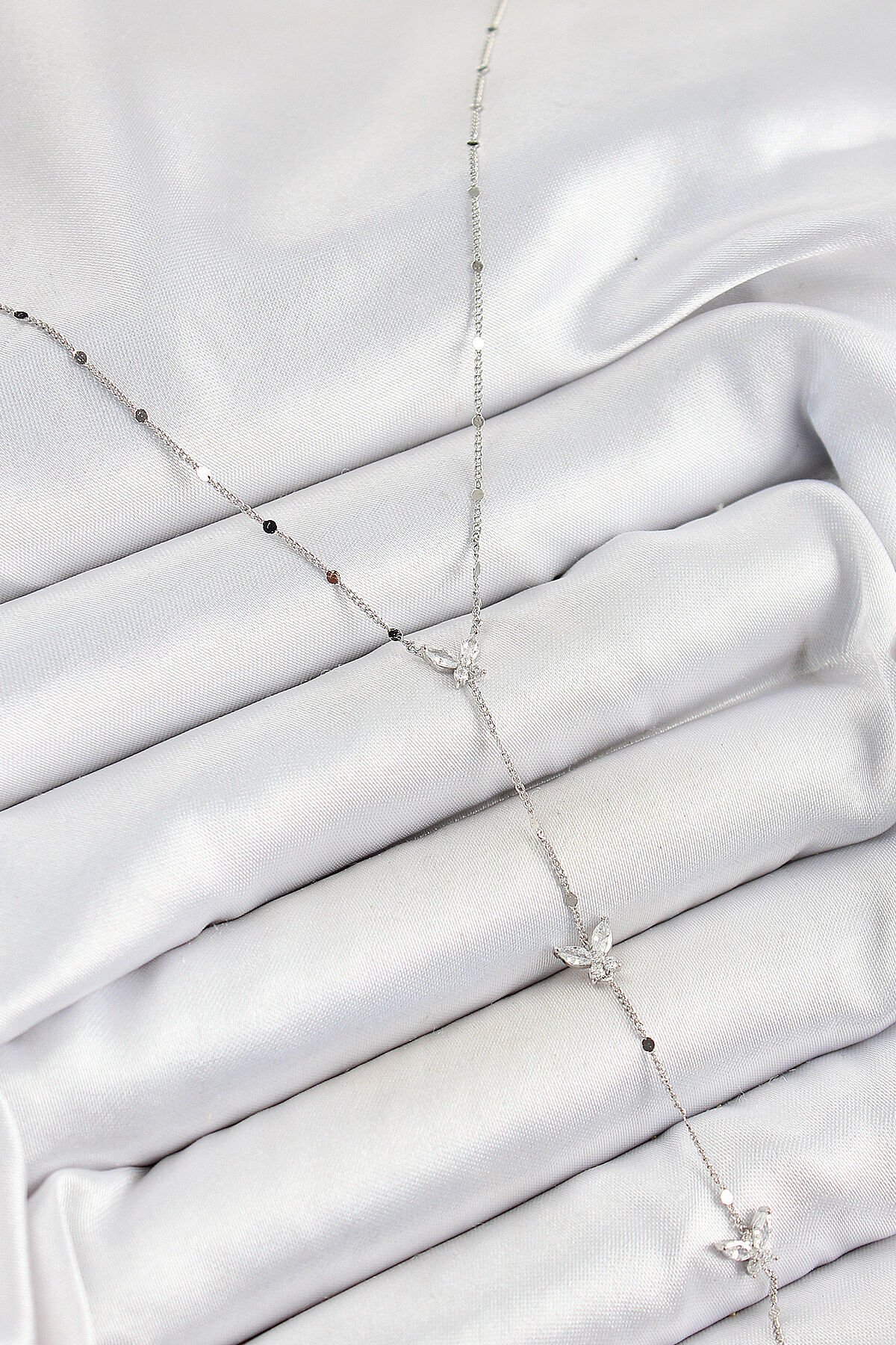 Pirinç Zirkon Taşlı Sıralı Kelebek Figürlü Y Model Gümüş Renk Kadın Kolye