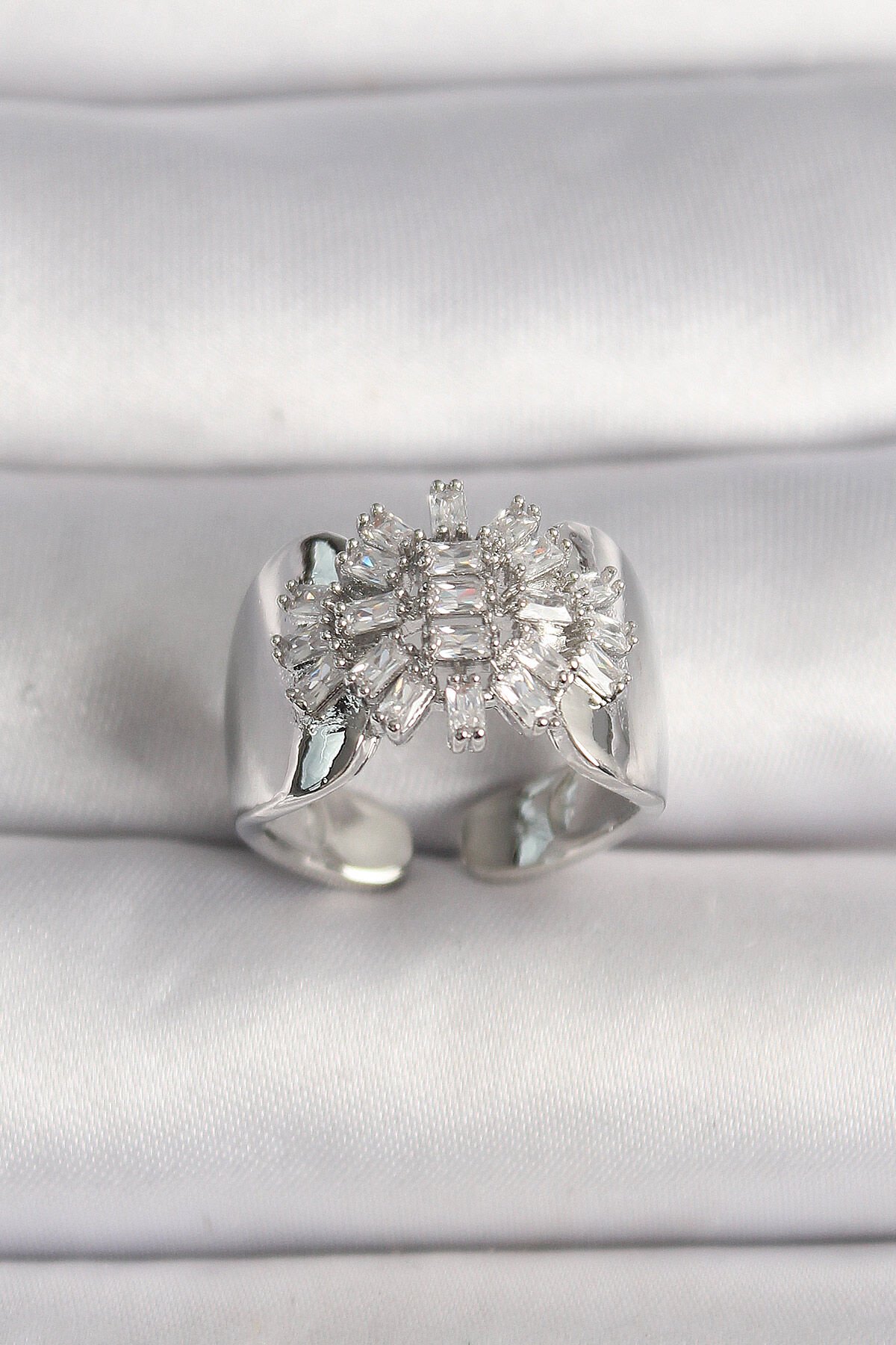 Pirinç Gümüş Renk Ayarlanabilir Baget Zirkon Taş Model Kadın Yüzük