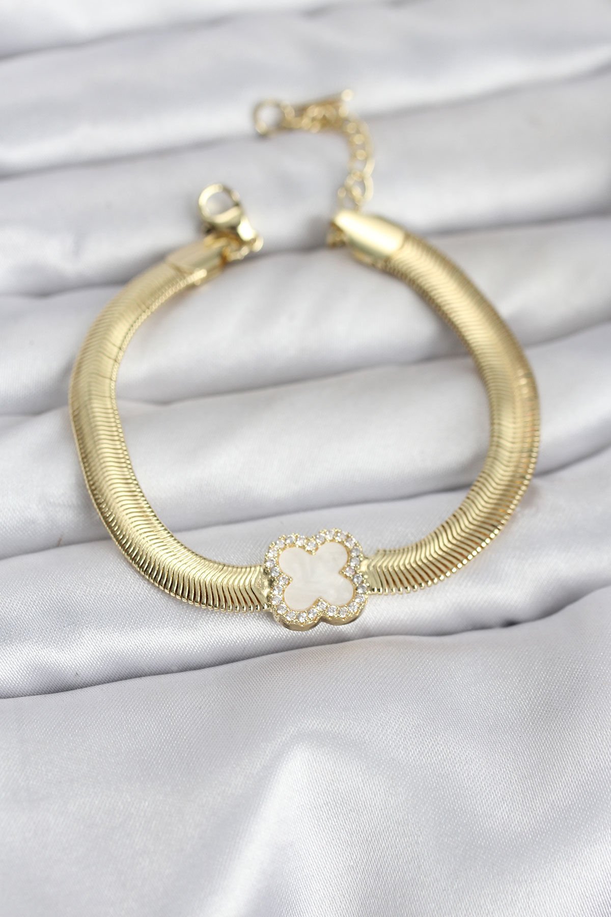 316L Çelik Gold Renk Beyaz Yonca Model Zirkon Taşlı Yılan Zincirli Kadın Bileklik