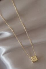 Gold Renk Zirkon Taşlı Küp Model C Harfli Kolye