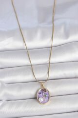 316L Çelik Gold Renk Zincir Mor Çiçek İşlemeli İnci Detay Portre Model Kadın Kolye