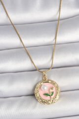 316L Çelik Gold Renk Zincir Pembe Çiçek İşlemeli inci Detay Portre Model Kadın Kolye
