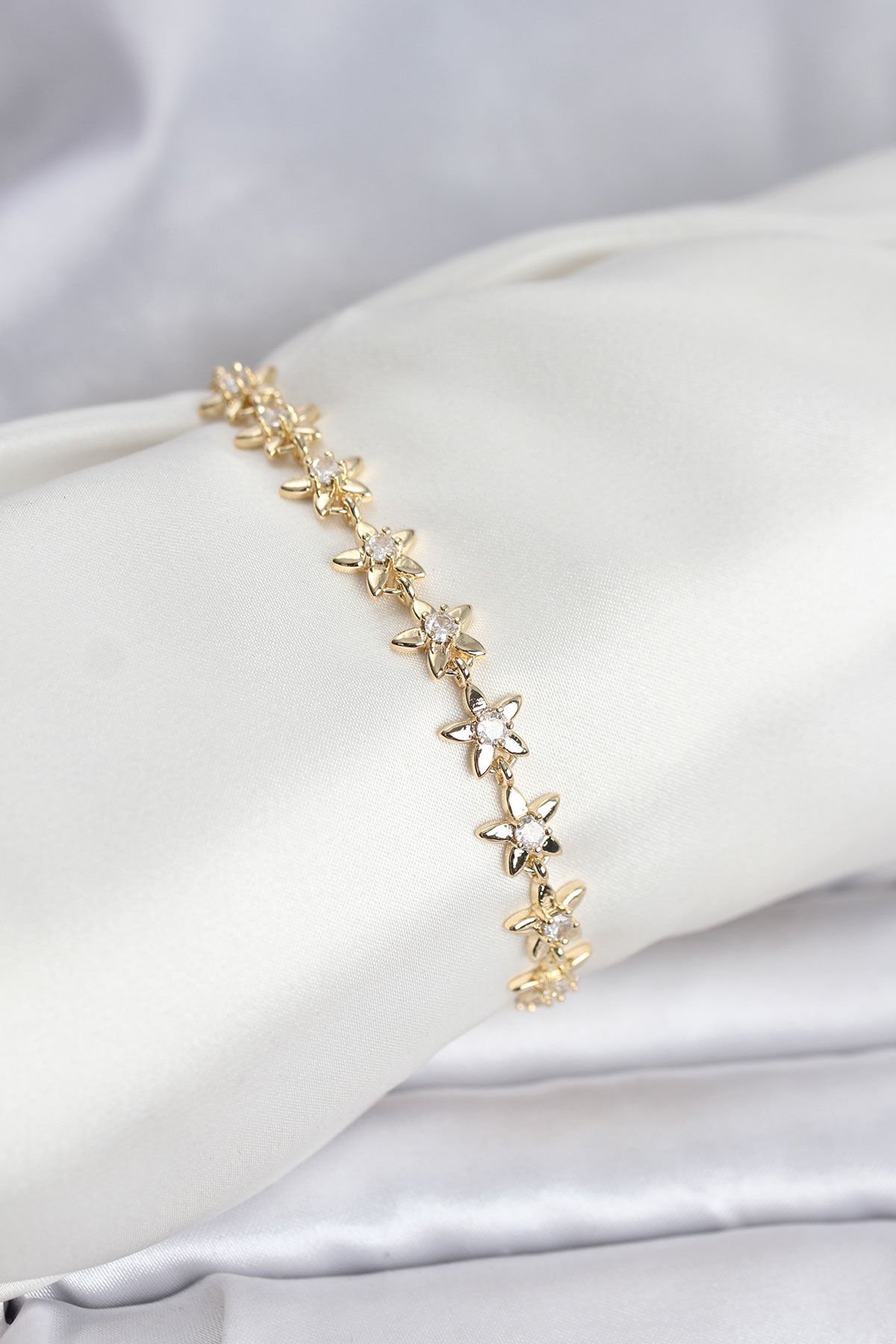 Pirinç Gold Renk VIP Seri Sıralı Taşlı Yıldız Model Zirkon Taşlı Kadın Bileklik