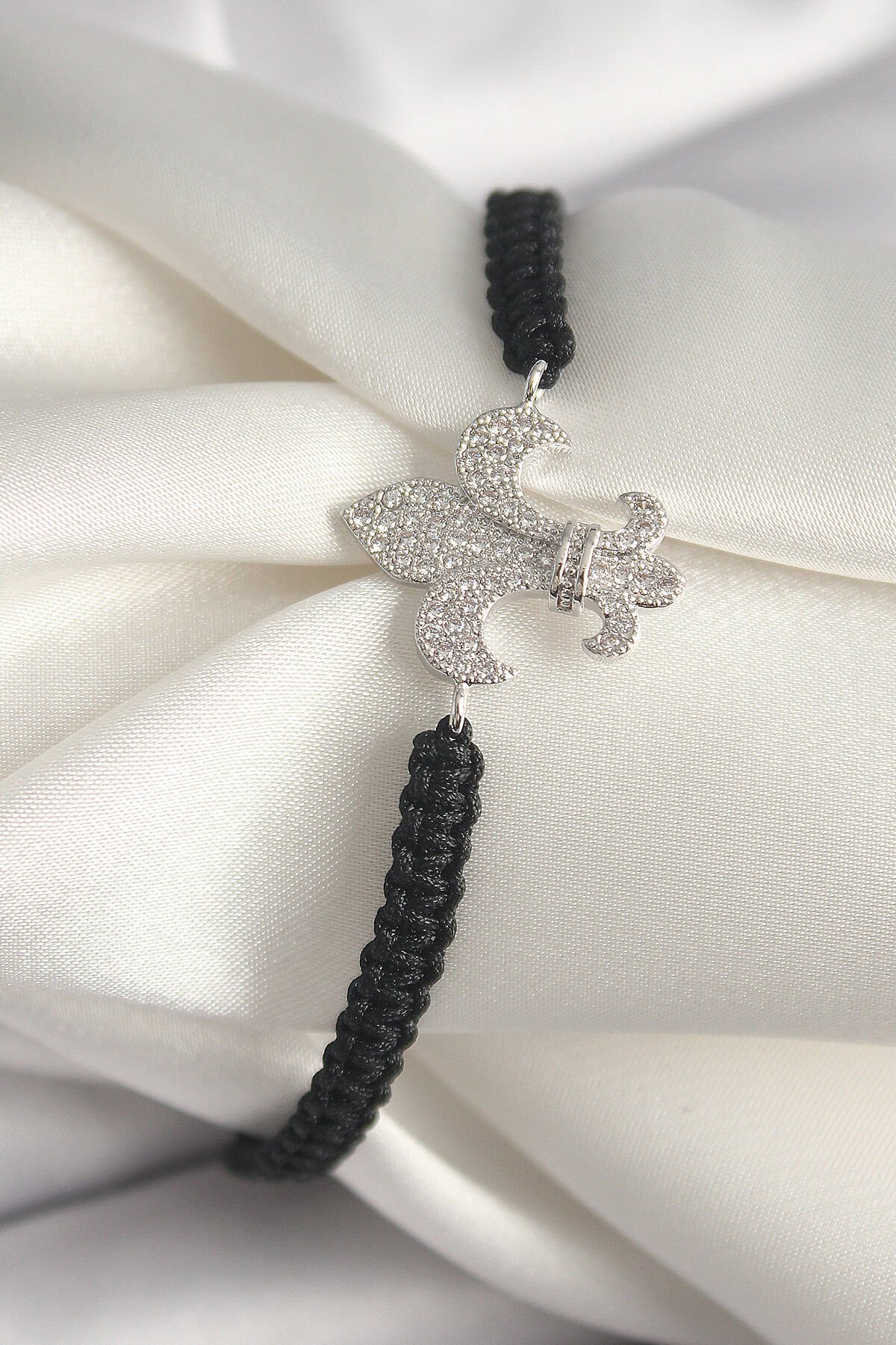 Pirinç Gümüş Renk Zirkon Taşlı Zambak Figür Asanrsörlü Makrome Model Kadın Bileklik