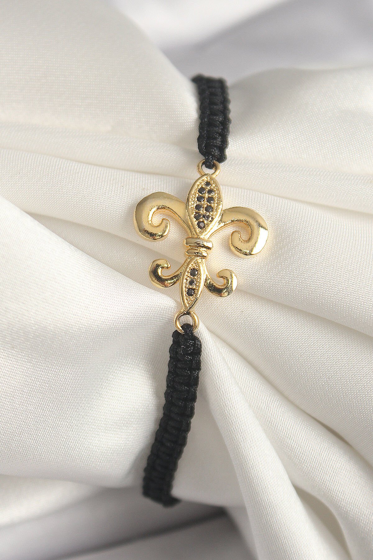 Pirinç Gold Renk Zirkon Taş İşlemeli Zambak Figür Asansörlü Makrome Model Kadın Bileklik