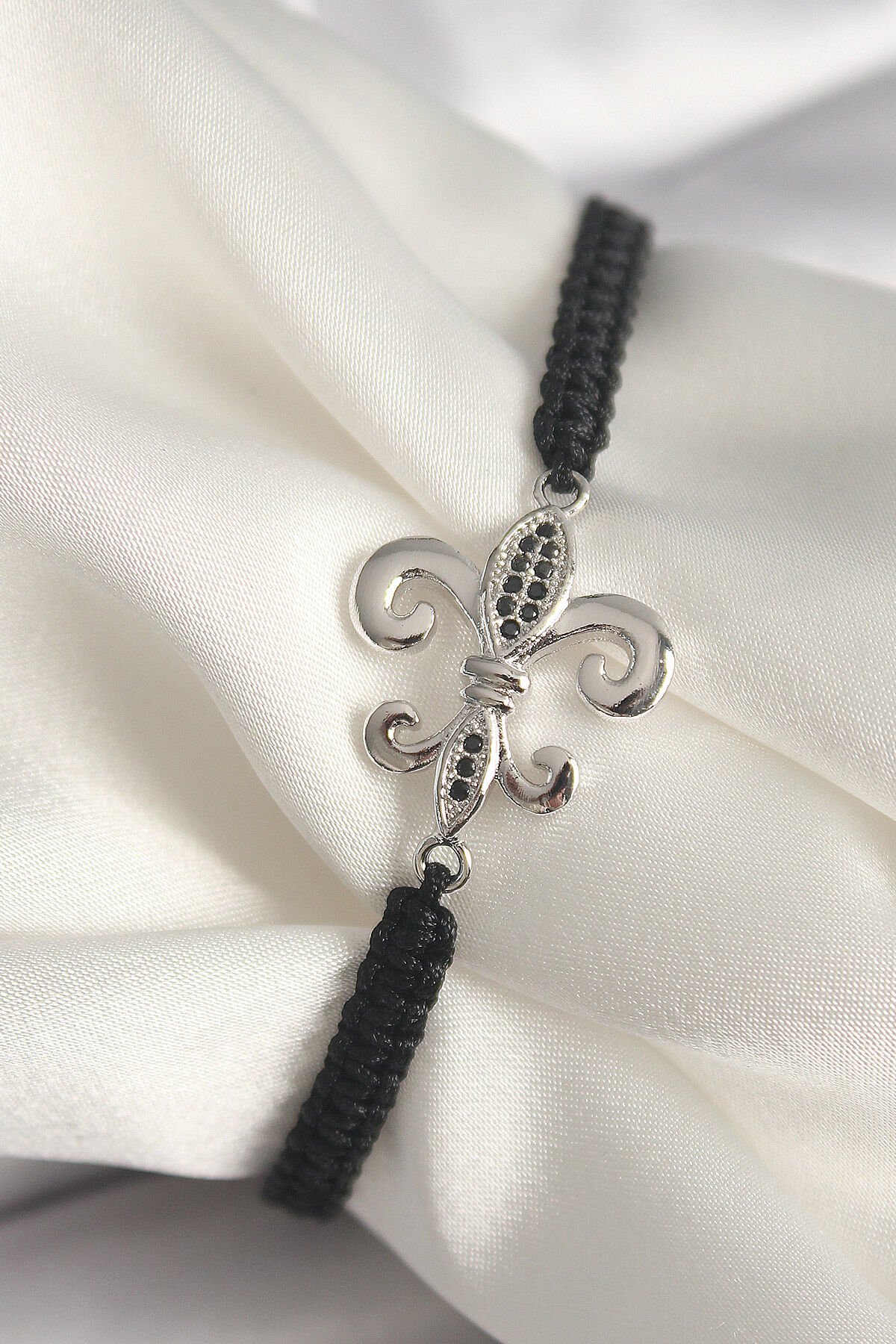 Pirinç Gümüş Renk Zirkon Taş İşlemeli Zambak Model Asansörlü Makrome Model Kadın Bileklik