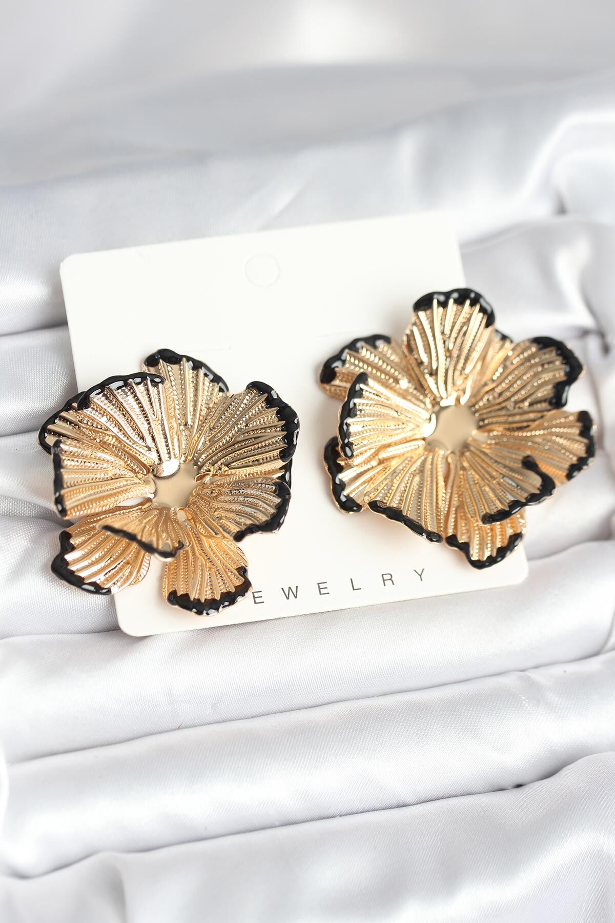 Pirinç Gold Renk Siyah Mine Detaylı Lotus Kadın Küpe