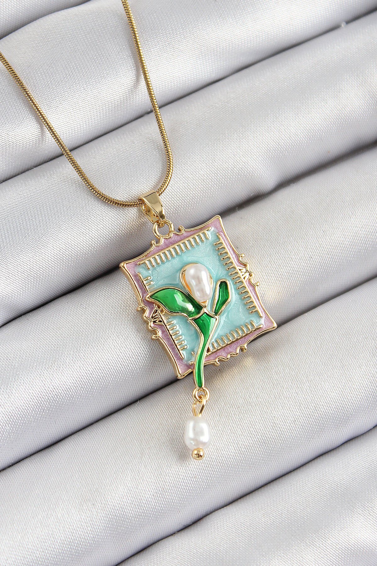 316L Çelik Zincir Turkuaz Sanatsal Portre Sallantılı İnci Detaylı Lale Model Gold Renk Kadın Kolye