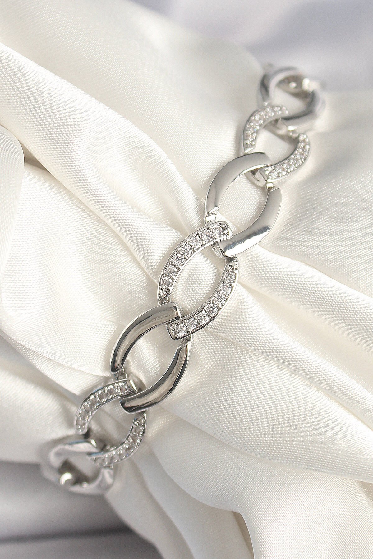 Pirinç Gümüş Renk Zirkon Taşlı Oval Zincir Model Kadın Bileklik