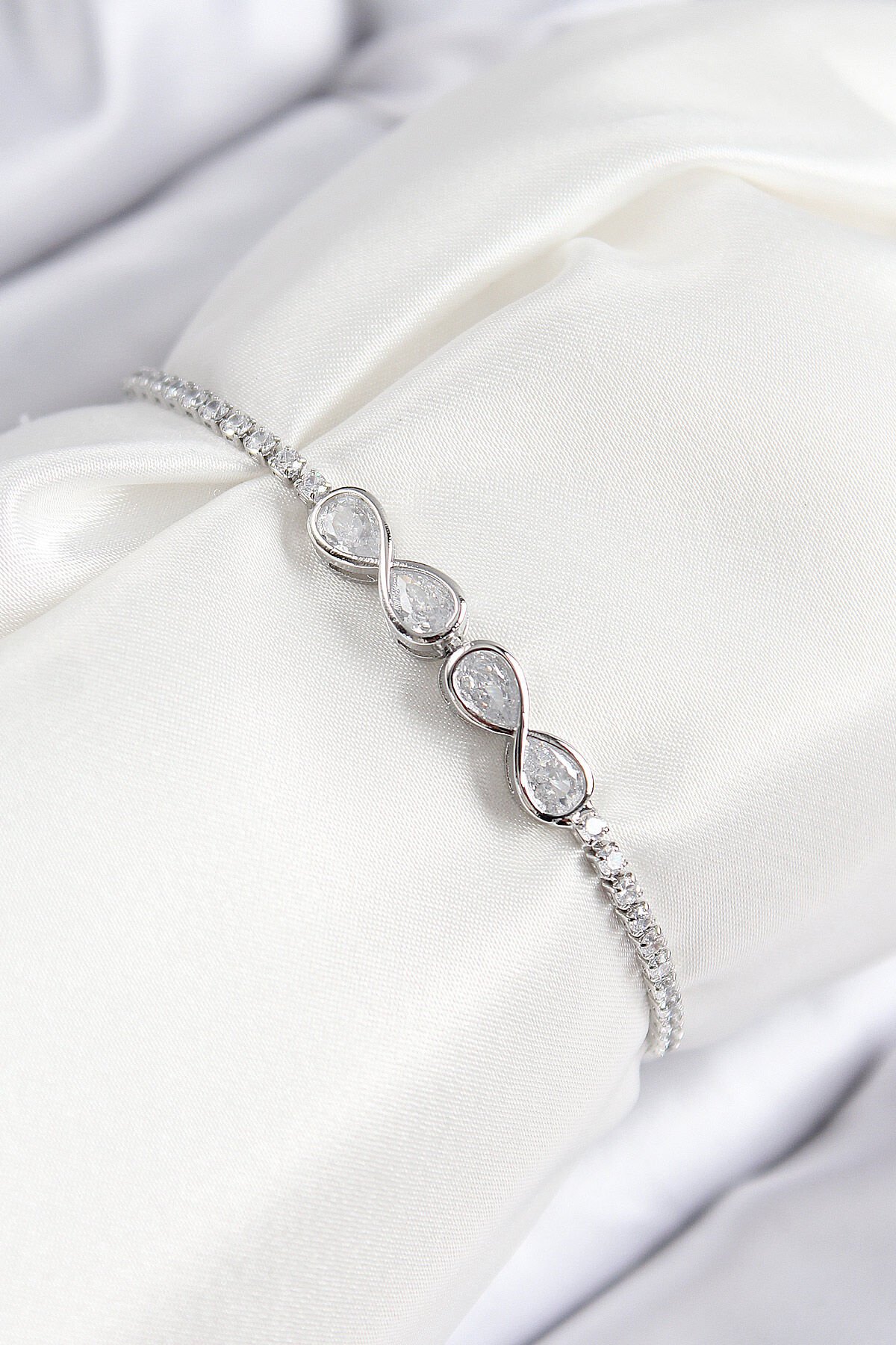 Pirinç Zirkon Taşlı Sonsuzluk Model Gümüş Renk Asansörlü Kadın Bileklik