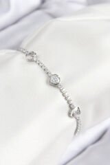 Pirinç Zirkon Taşlı Sıralı Kalp Model Gümüş Renk Asansörlü Kadın Bileklik