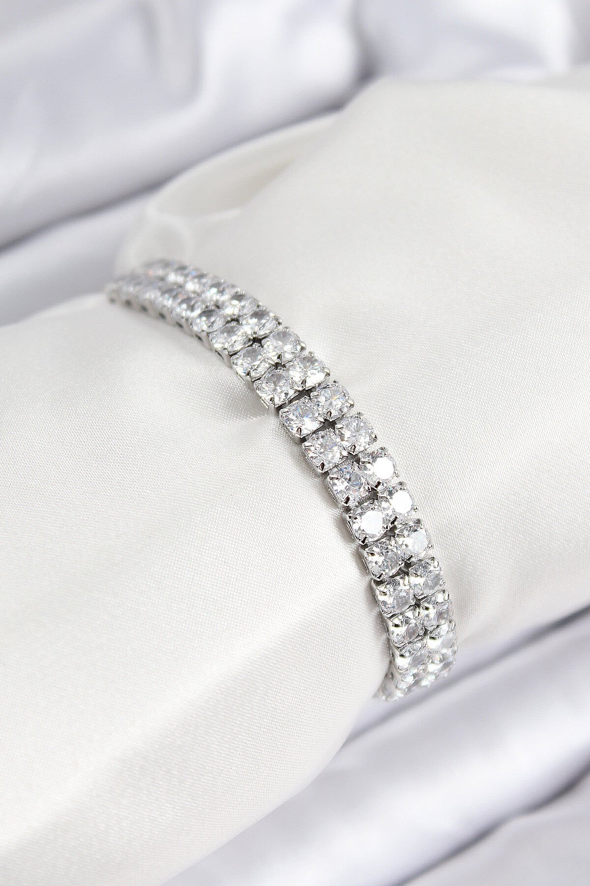 Pirinç Zirkon Taşlı Çift Sıra Kare Model Gümüş Renk Asansörlü Kadın Bileklik