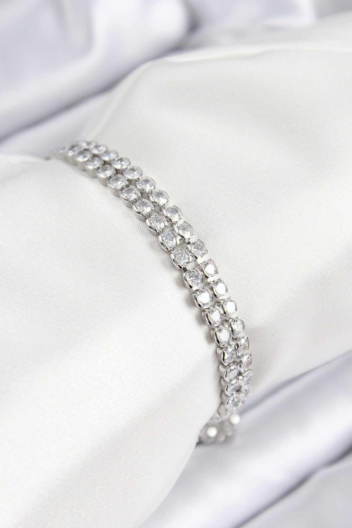 Pirinç Zirkon Taşlı Çift Sıra Model Gümüş Renk Asansörlü Kadın Bileklik