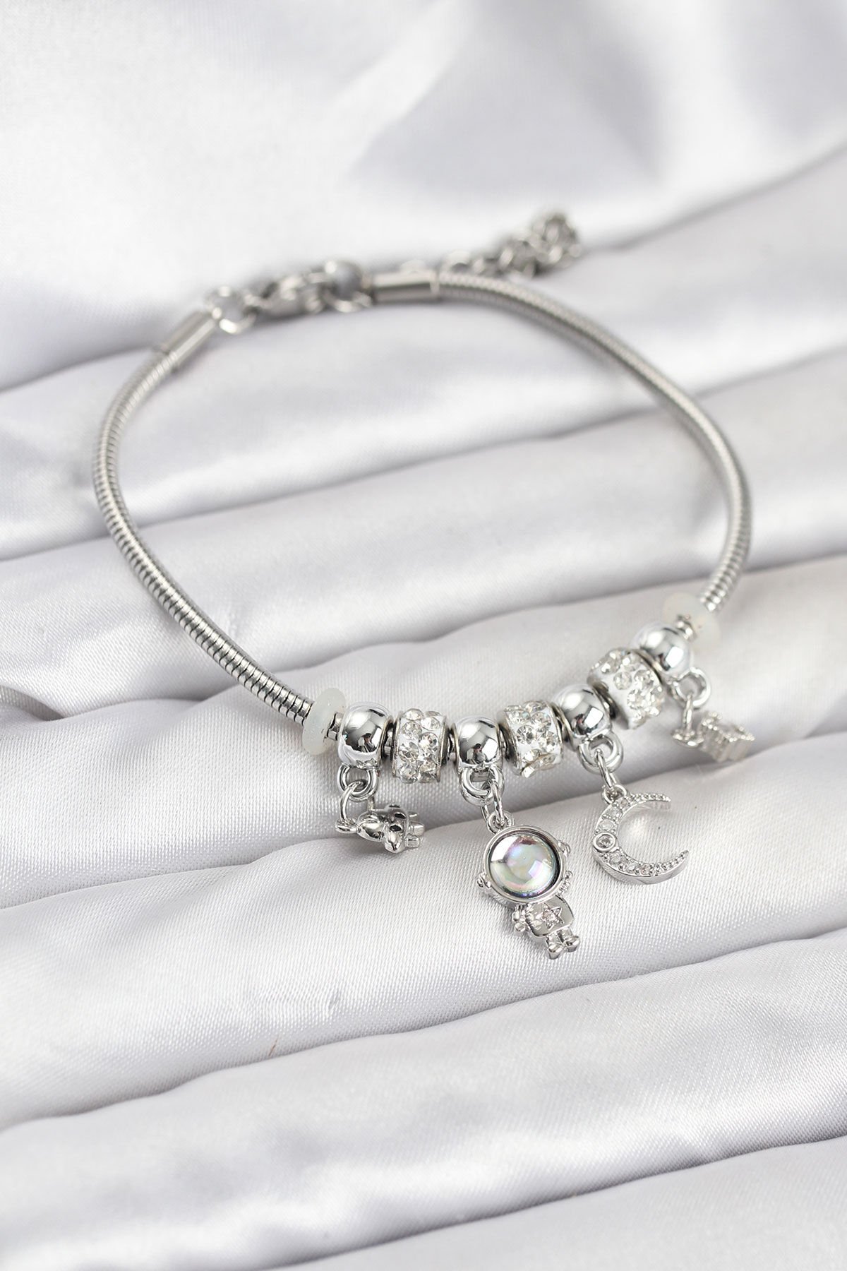 Pirinç Gümüş Renk Uzay Tema Charmlı Kadın Bileklik