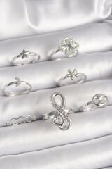 Pirinç Gümüş Renk Yonca Figür Sonsuzluk Zirkon Taşlı Kalp Detay Kadın Yüzük Kombini