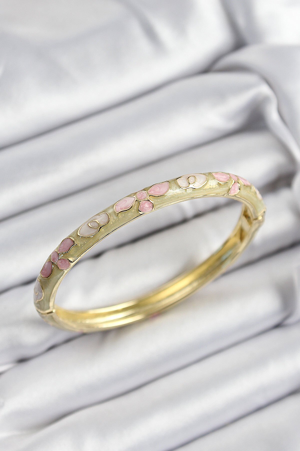 Mineli Pirinç Pembe Hardal Ve Krem Çiçek Motifli Gold Renk Kadın Kelepçe