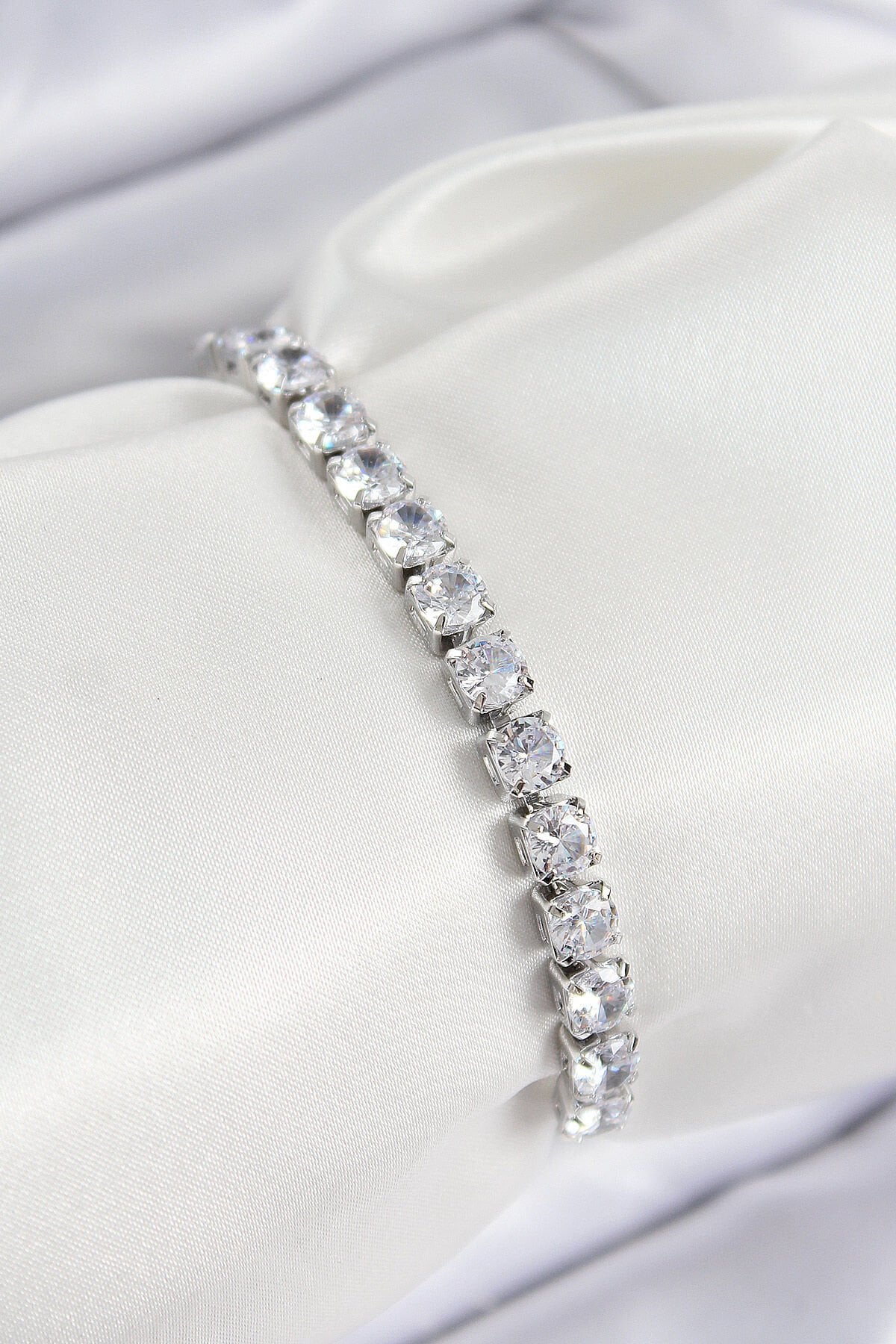 Pirinç Zirkon Taşlı Kare Model Gümüş Renk Asansörlü Kadın Bileklik