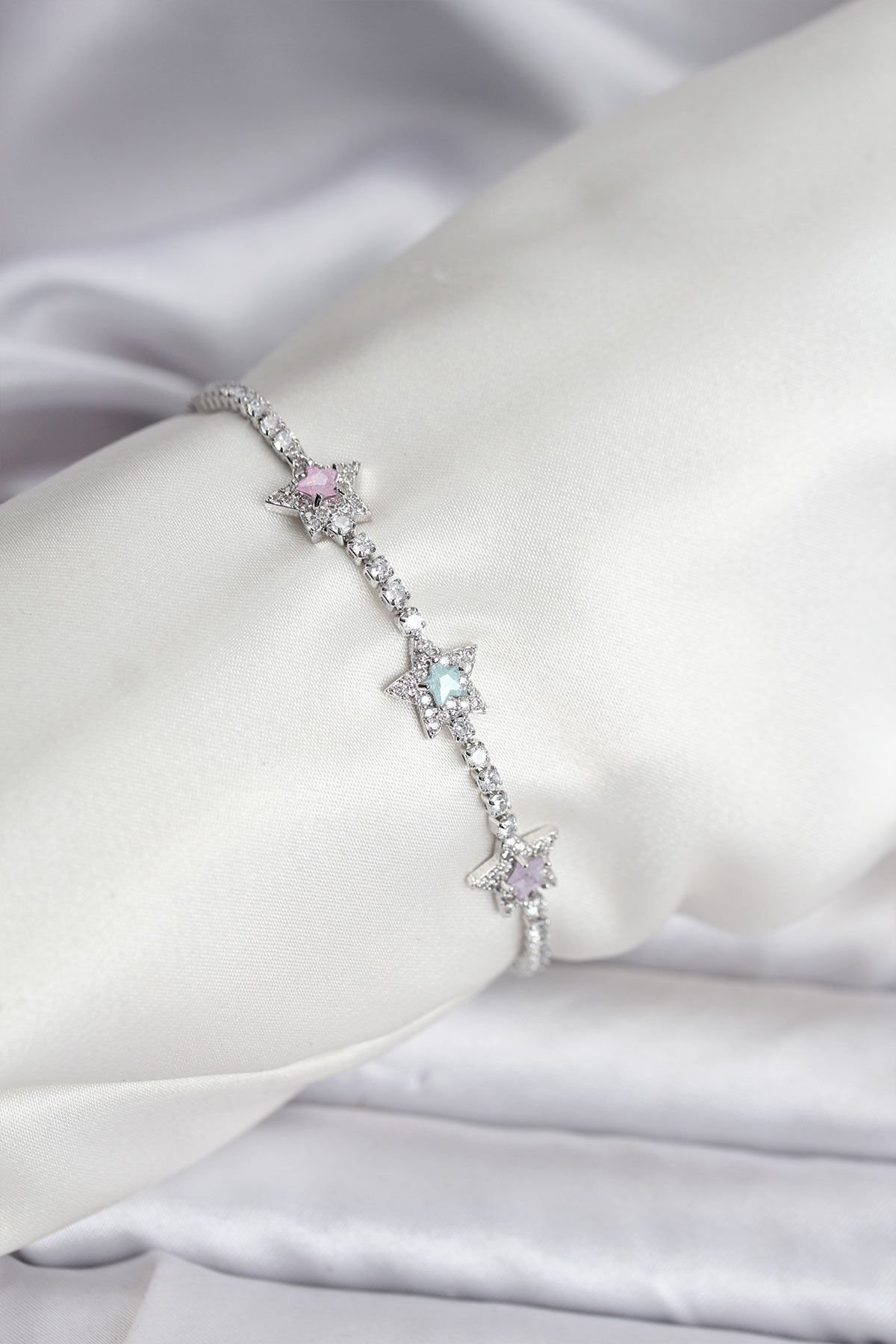 Renkli Yıldız Model Zirkon Taşlı Gümüş Renk Pirinç Su Yolu Kadın Bileklik