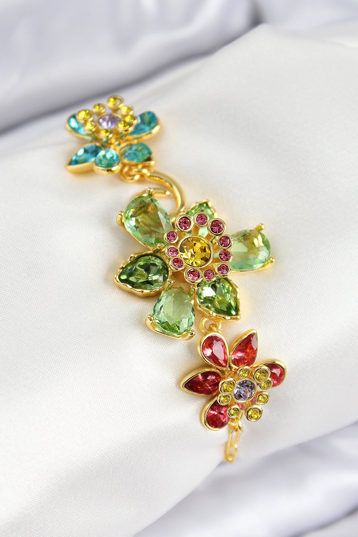 VIP Pirinç Zirkon Taşlı Çiçek Model Gold Renk Kadın Bileklik