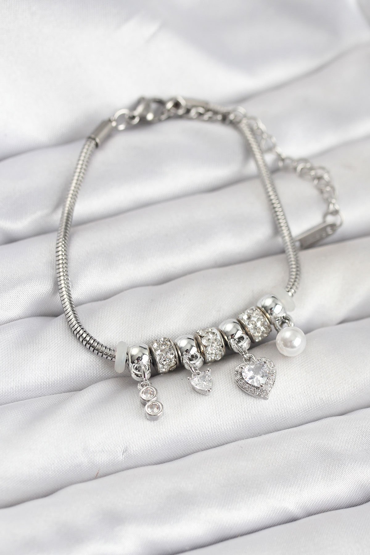 Pirinç Gümüş Renk Kalp Charmlı Kadın Bileklik