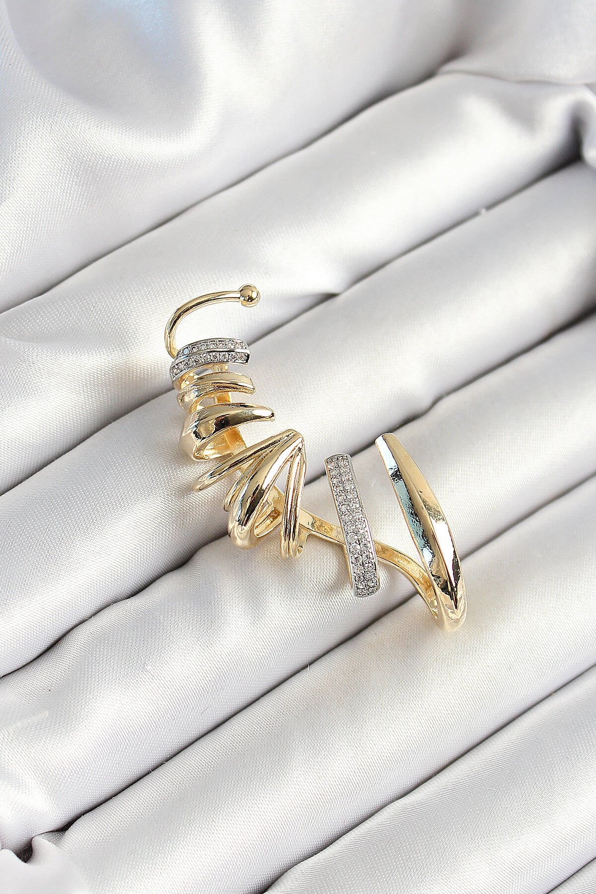 Pirinç Zirkon Taş Kaplamalı Sarmal Figürlü Gold Renk Kadın Sağ Kıkırdak Küpe