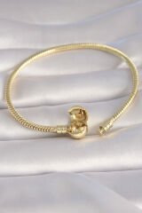 Pirinç Gold Renk İşleme Detay Charm Model Kadın Bileklik