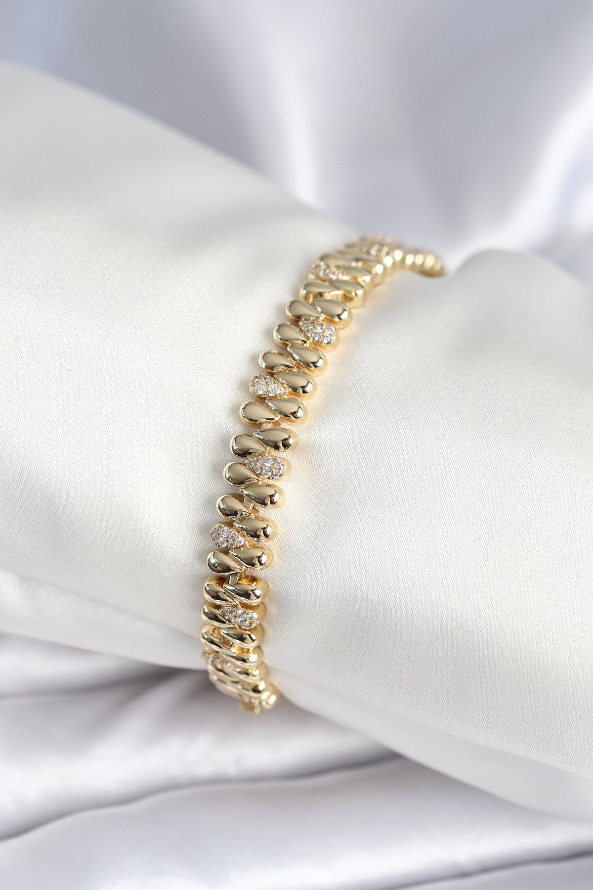 Pirinç Gold Renk Damla Model Zirkon Taşlı Kadın Bileklik
