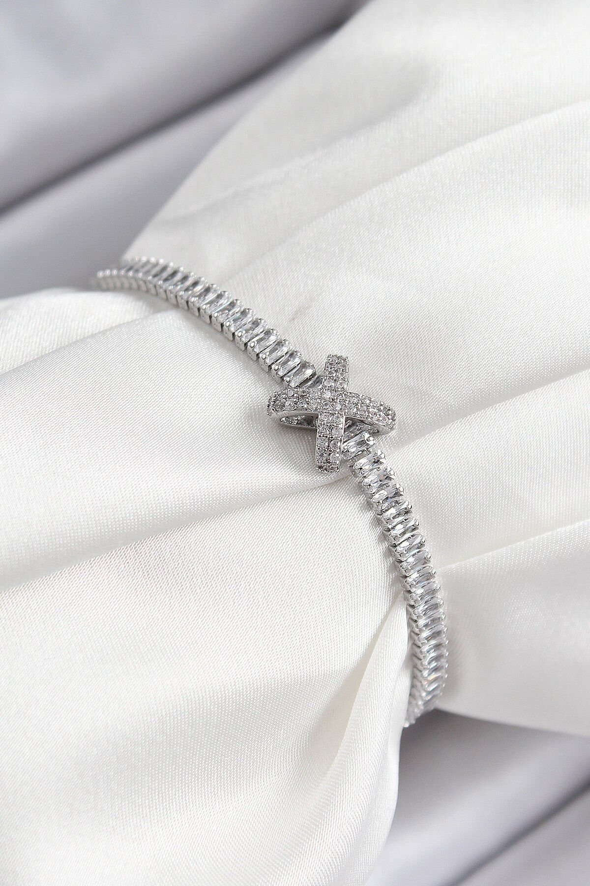 Pirinç Zirkon Taşlı X Detaylı Su Yolu Model Gümüş Renk Asansörlü Kadın Bileklik