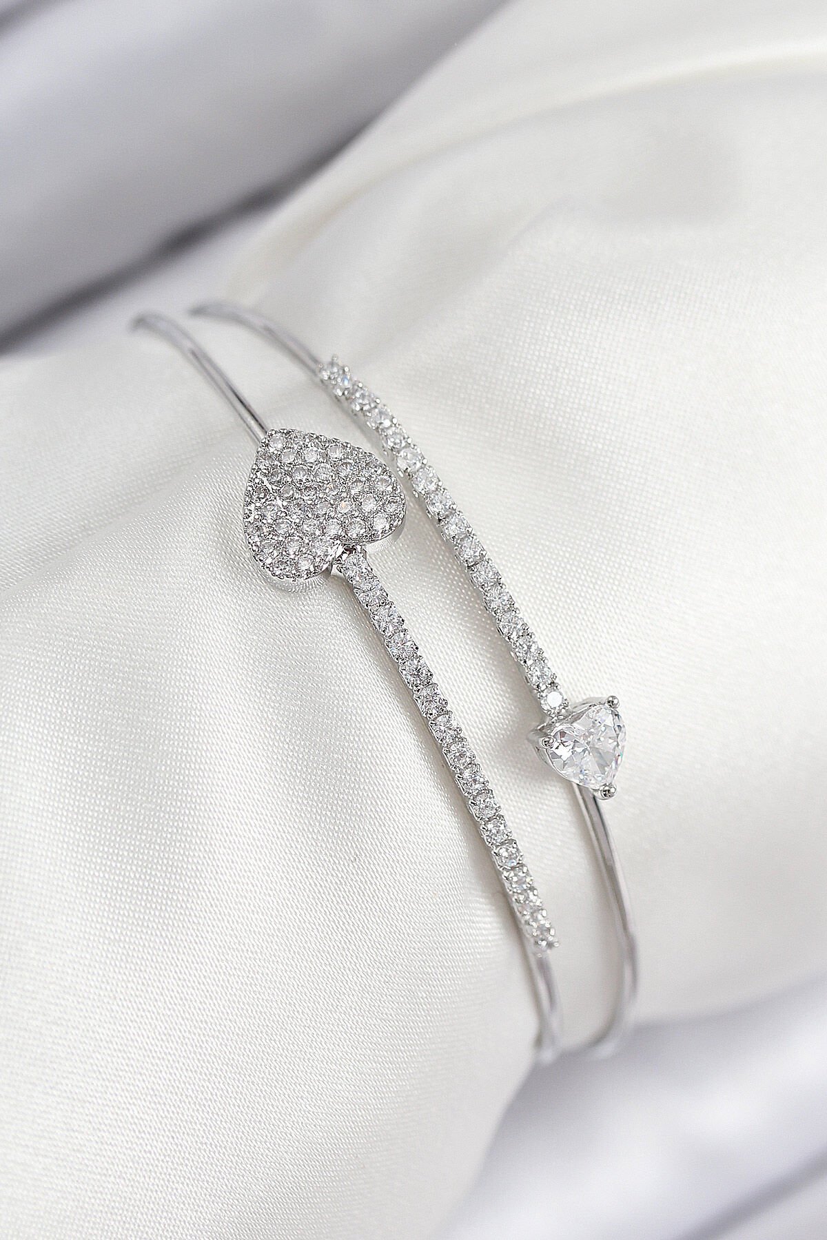 Pirinç Zirkon Taşlı Kalp Model Gümüş Renk Kadın Bileklik