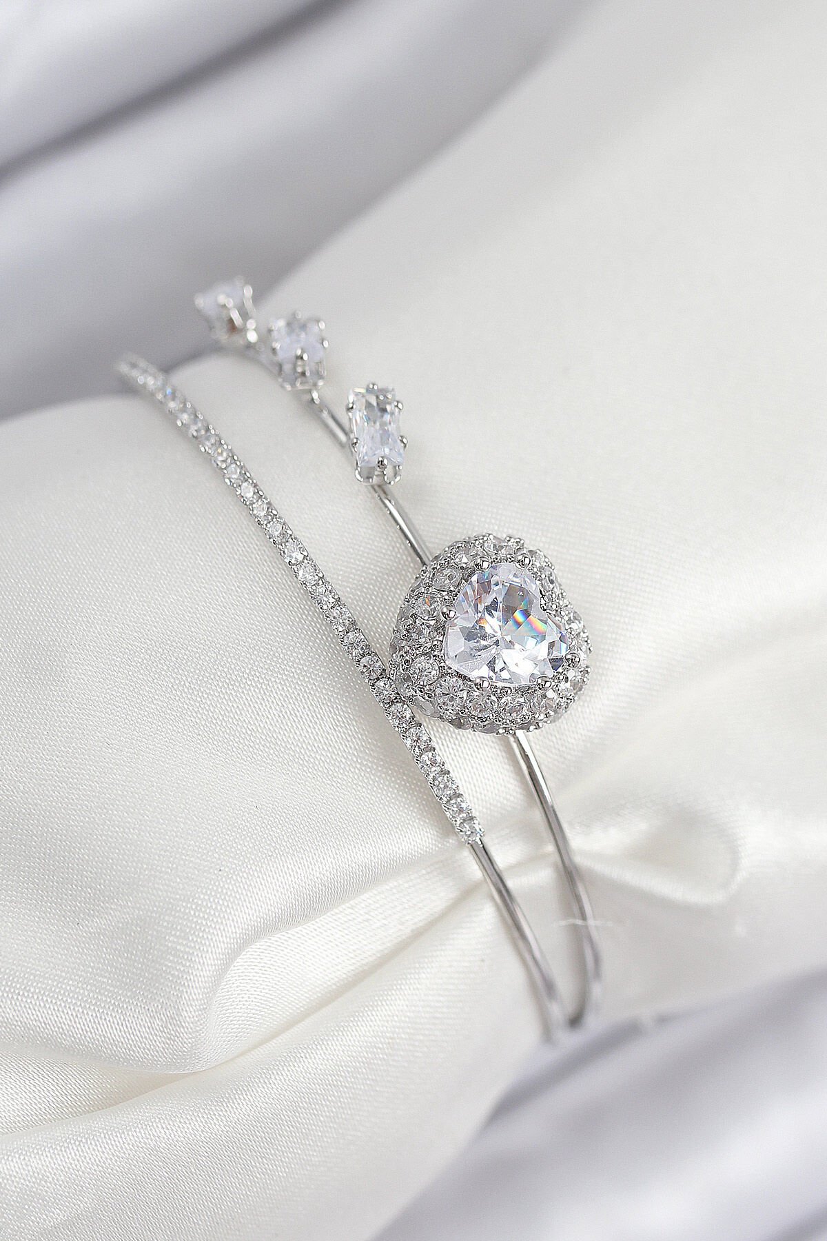 Pirinç Zirkon Taşlı Kalp Model Gümüş Renk Kadın Bileklik