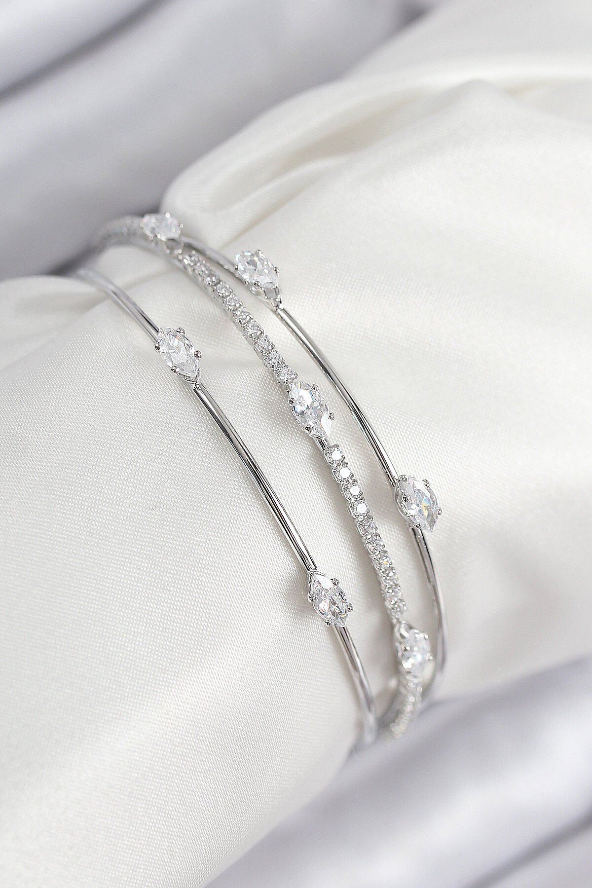 Pirinç Zirkon Taşlı Su Yolu Model Gümüş Renk Kadın Bileklik