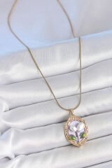 316L Çelik Gold Renk Mor İncili Çiçek İşlemeli Portre Model Kadın Kolye