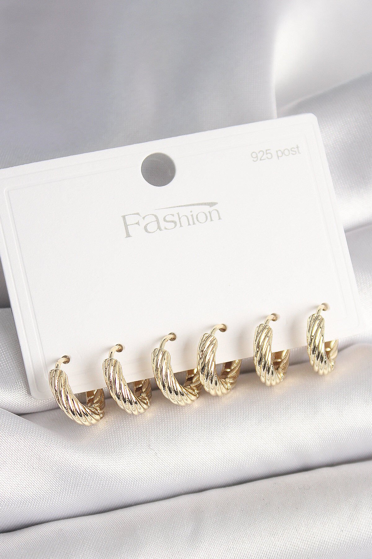 925 Ayar Gümüş Çivi Pirinç Gold Renk İşlemeli Halka Model Kadın Küpe Seti