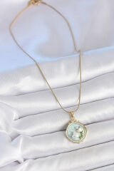 316L Çelik Gold Renk Zincir Turkuaz Mineli İncili Çiçek İşlemeli Portre Model Kadın Kolye