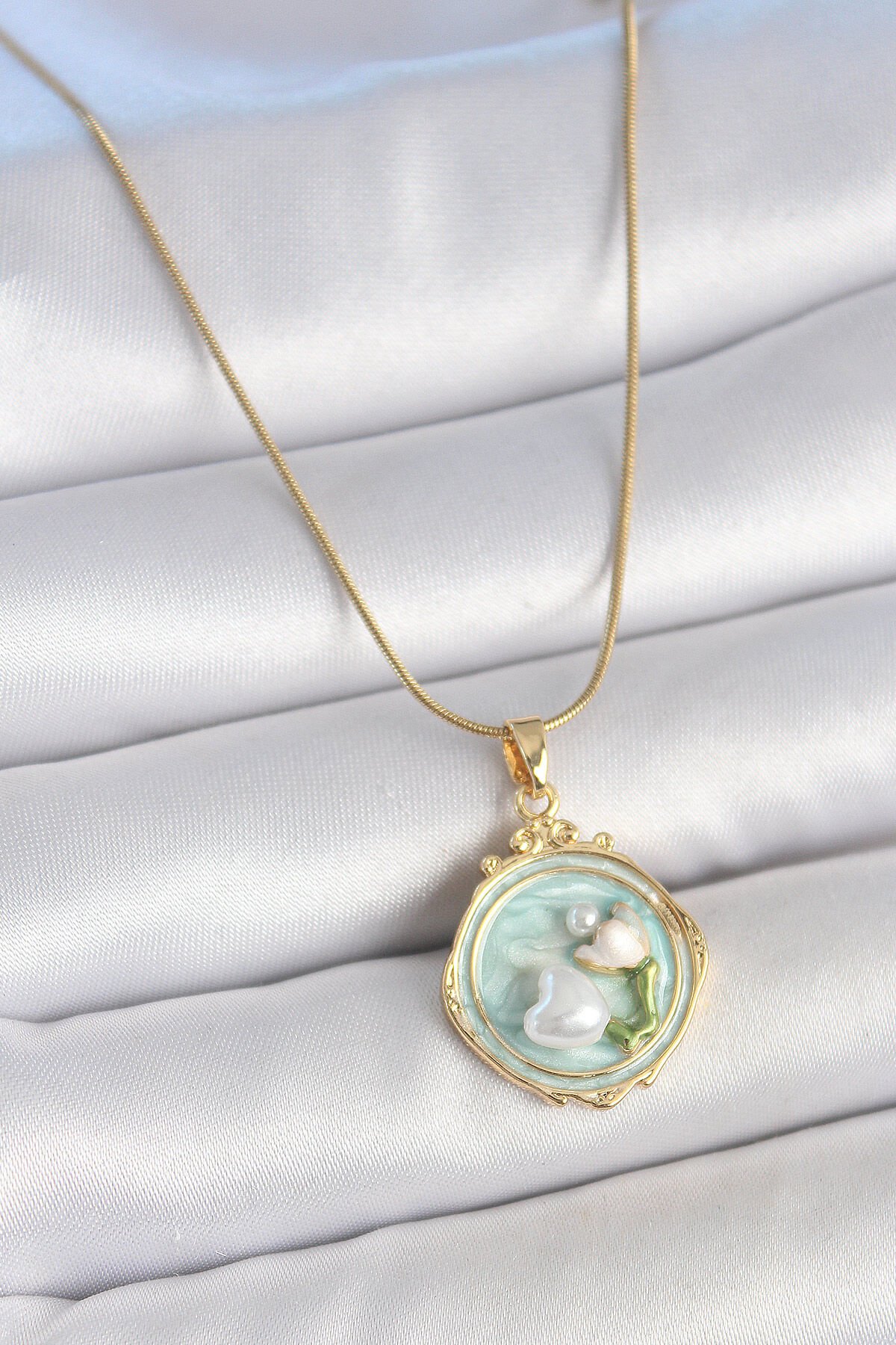 316L Çelik Gold Renk Zincir Turkuaz Mineli İncili Çiçek İşlemeli Portre Model Kadın Kolye