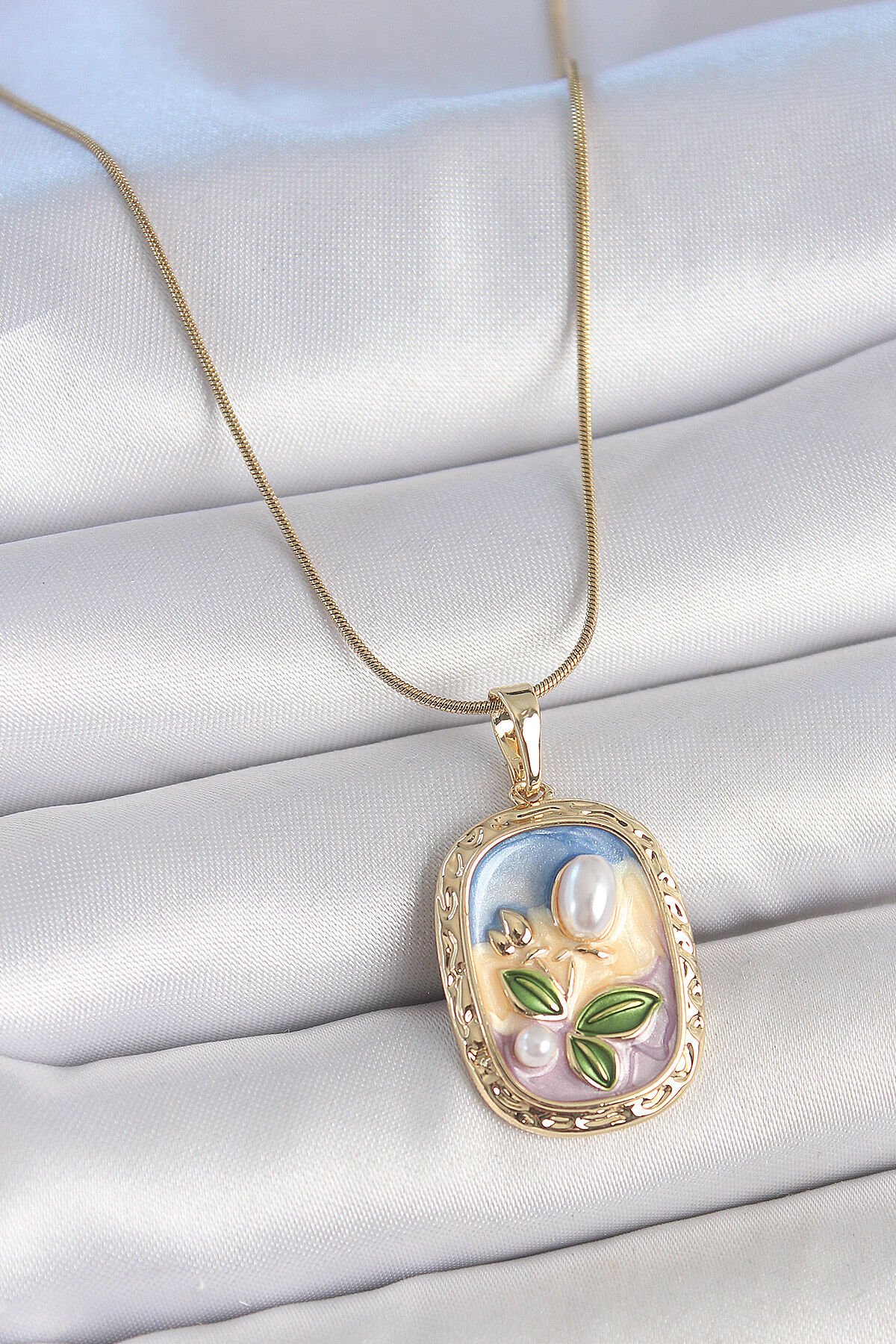 316L Çelik Gold Renk Zincir Mix Renk Mineli İnci Çiçek İşlemeli Portre Model Kadın Kolye
