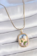 316L Çelik Gold Renk Zincir Mix Renk Mineli İnci Çiçek İşlemeli Portre Model Kadın Kolye