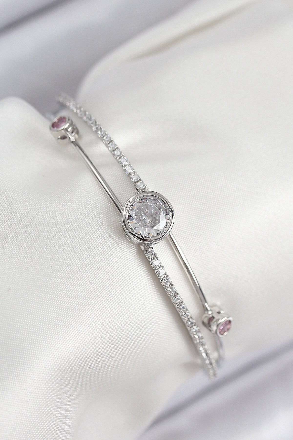 Pirinç Zirkon Taşlı Pırlanta Model Gümüş Renk Kadın Bileklik